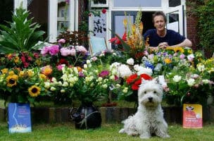 Ook Wooley was blij met de bloemen voor de Gouden en Zilveren Griffel