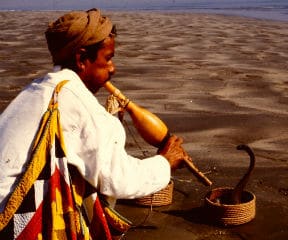 Op het strand bij Karachi zag ik deze slangenbezweerder - hij kreeg ook een rol in het verhaal
