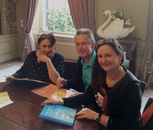 Charlotte, Monique en Hans bij de presentatie op Kasteel Groeneveld.